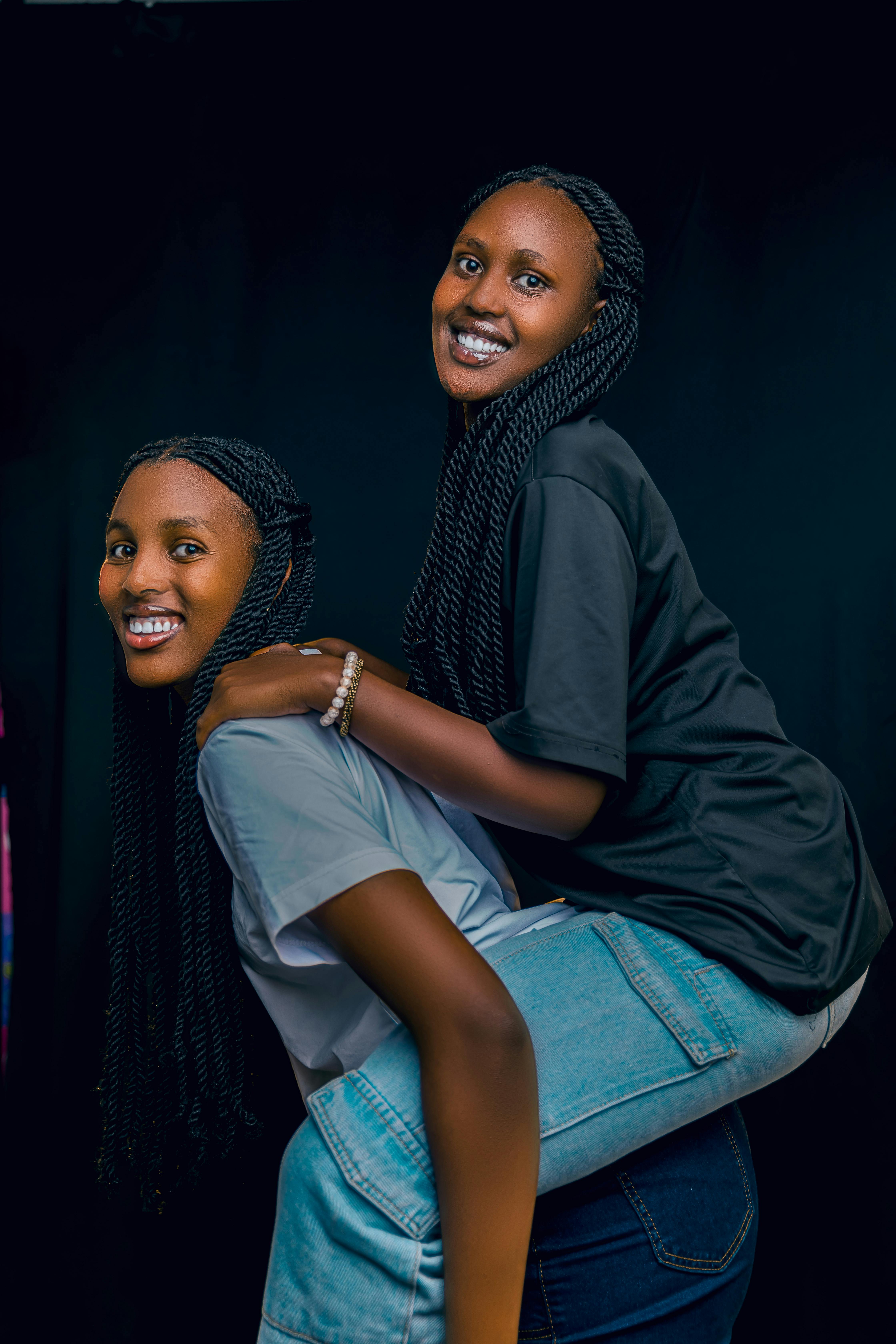 推荐播放图：深紫夜色与律动MV封面